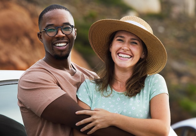 Samen is de beste plek op aarde Portret van een gelukkig jong stel dat geniet van een romantische roadtrip