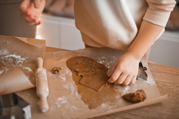 Samen koekjes maken in een klein gezin 4306