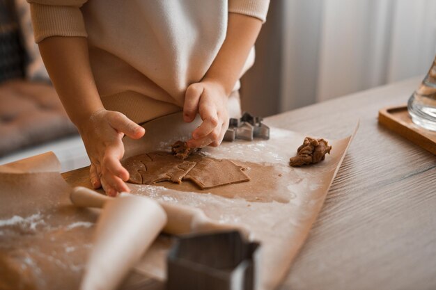 Samen koekjes maken in een klein gezin 4307