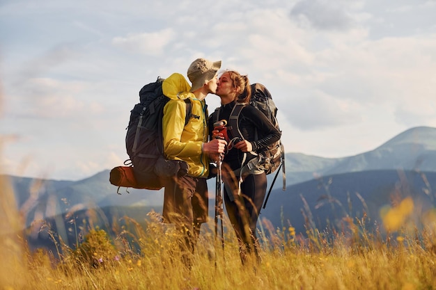 Samen op avontuur Leuk stel Majestueuze Karpaten Prachtig landschap van ongerepte natuur