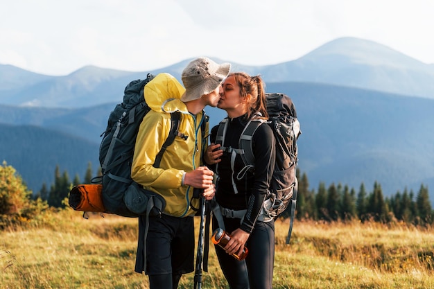 Samen op avontuur Leuk stel Majestueuze Karpaten Prachtig landschap van ongerepte natuur