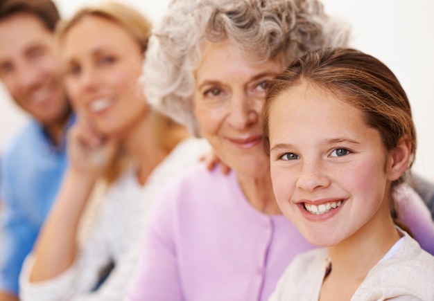 Samen quality time Portret van een vrolijke familie van meerdere generaties die samen lacht