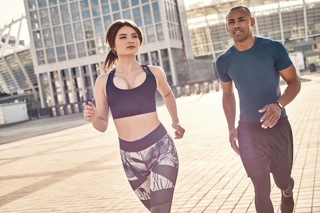 Samen rennen mooi sportief paar op sportkleding die vroeg samen rennen en sporten