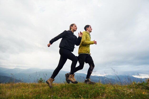 Samen rennen Paar fitnessen Majestueuze Karpaten Prachtig landschap van ongerepte natuur
