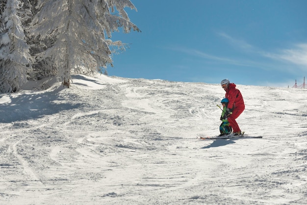 Samen skiën langs de helling.