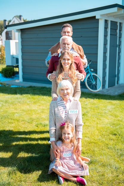 Samen sterk. Blije en familie die glimlacht stelt