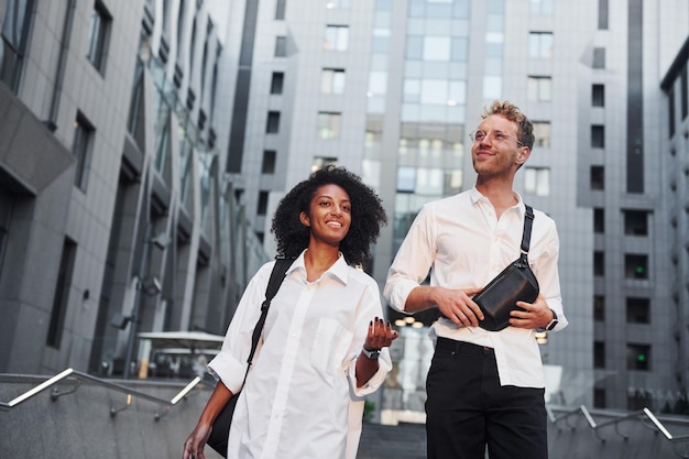 Samen wandelen Man met Afro-Amerikaanse vrouw samen in de stad buiten