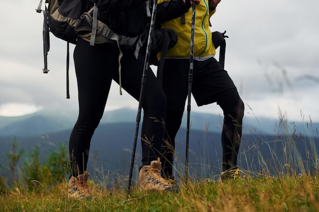 Samen wandelen Vrouw en man Majestueuze Karpaten Prachtig landschap van ongerepte natuur