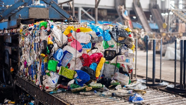 Samengeperst plastic huisvuil bij afvalsorteerinstallatie