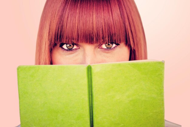 Samengesteld beeld van aantrekkelijke hipstervrouw die een boek leest