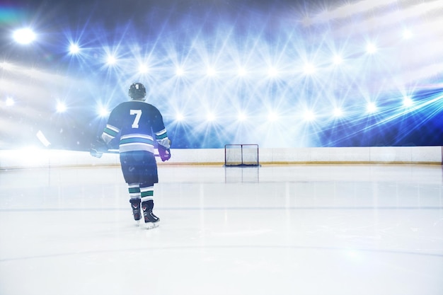 Samengesteld beeld van achteraanzicht van speler met ijshockeystick