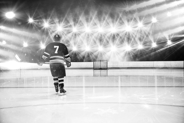 Samengesteld beeld van achteraanzicht van speler met ijshockeystick