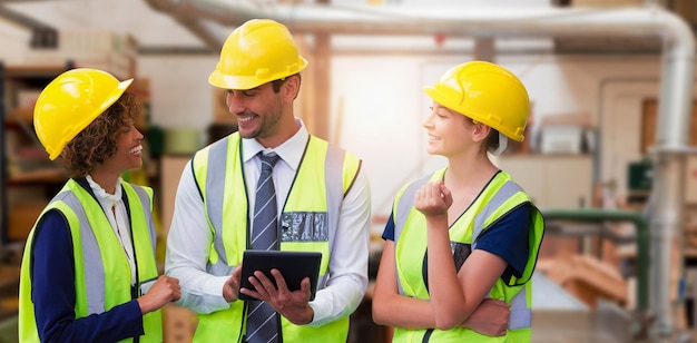 Foto samengesteld beeld van architecten in reflecterende kleding die discussiëren over tabletcomputer