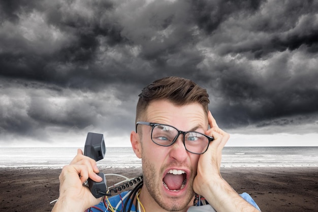 Foto samengesteld beeld van een portret van een gefrustreerde computeringenieur die schreeuwt terwijl hij oproept voor open cpu