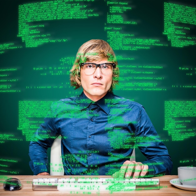 Samengesteld beeld van geconcentreerde hipsterzakenman die computer met behulp van