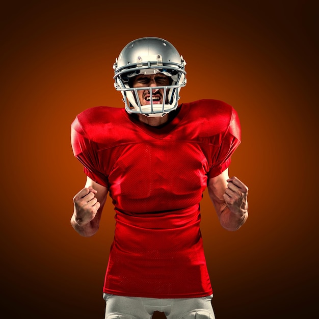 Samengesteld beeld van geïrriteerde american football-speler in rode trui schreeuwend