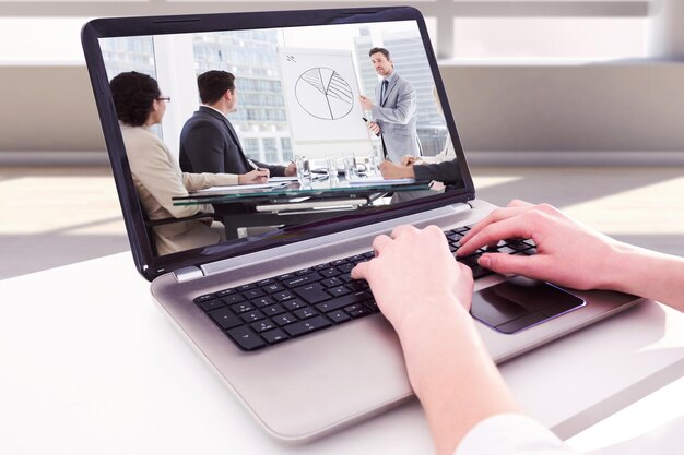 Samengesteld beeld van handen die op laptop typen