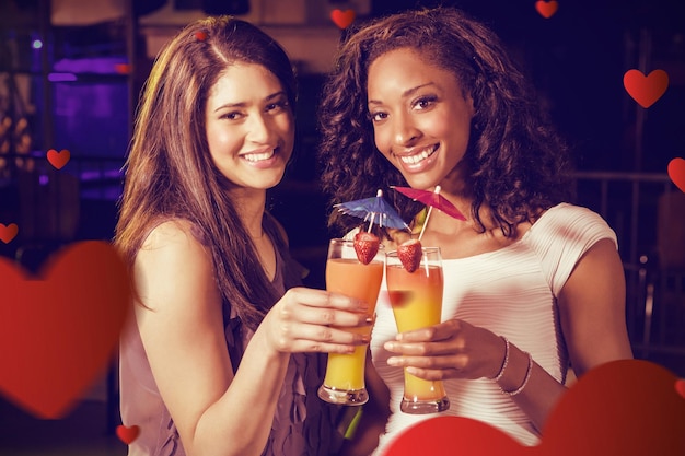 Samengesteld beeld van jonge vrouwen die cocktailglazen roosteren bij toog