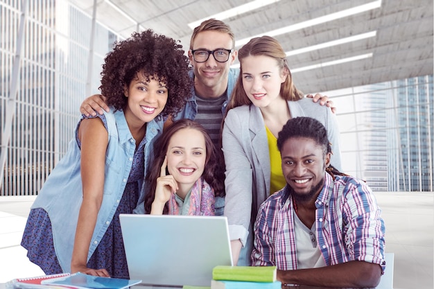 Foto samengesteld beeld van modestudenten die als een team werken