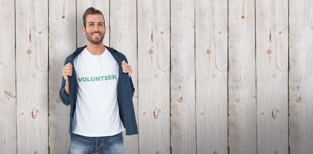 Samengesteld beeld van portret van een glimlachende jonge mannelijke vrijwilliger