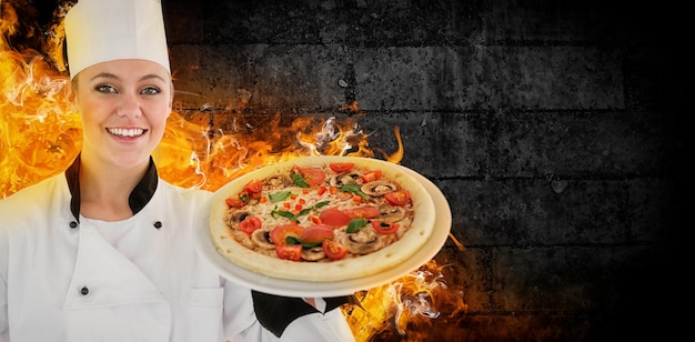 Samengesteld beeld van portret van een vrouwenchef-kok die een pizza houdt