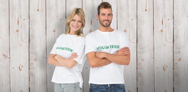 Samengesteld beeld van portret van twee gelukkige vrijwilligers met gekruiste handen
