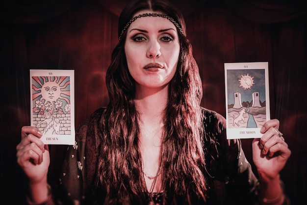 Samengesteld beeld van portret van waarzegstervrouw die tarotkaarten toont