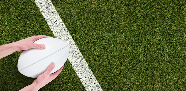 Samengesteld beeld van rugbyspeler die een rugbybal vangt