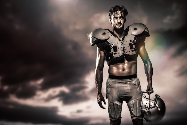 Samengesteld beeld van shirtless american football-speler met opvulling met helm