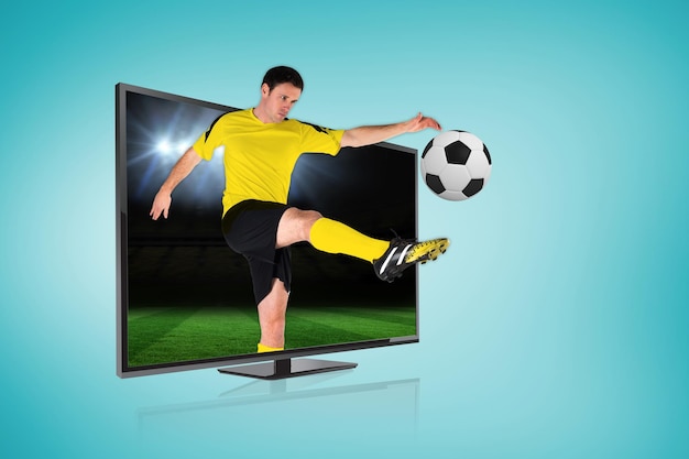 Samengesteld beeld van voetballer die bal door tv schopt tegen voetbalveld onder schijnwerpers