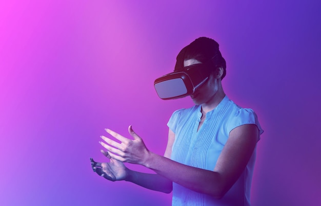 Samengesteld beeld van vrouw die virtual reality-headset gebruikt.
