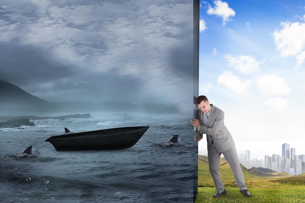 Samengesteld beeld van zakenman die scène van zeilboot wegduwt die door haaien wordt omcirkeld