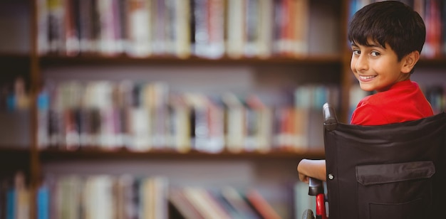 Samengestelde afbeelding van jongen die in een rolstoel op school zit