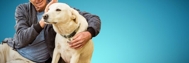 Samengestelde afbeelding van lachende oude man die zijn hond aait