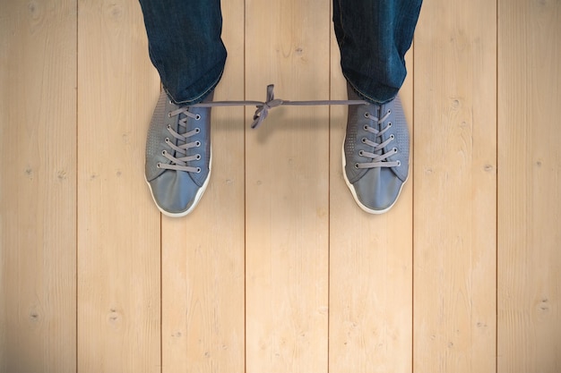 Samengestelde afbeelding van man met aan elkaar gebonden schoenveters