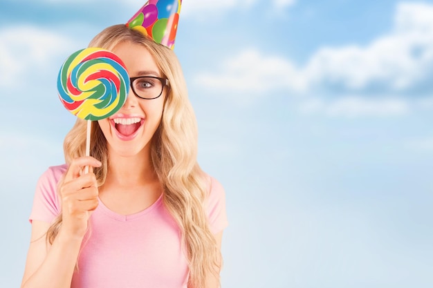 Foto samengestelde afbeelding van portret van een hipster die zich verbergt achter een lolly