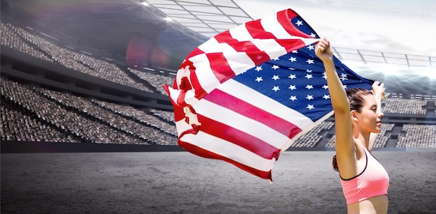 Samengestelde afbeelding van profielweergave van sportvrouw die een Amerikaanse vlag opheft