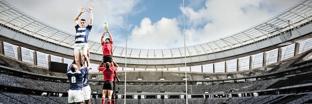 Samengestelde afbeelding van rugbyspelers die een wedstrijd spelen