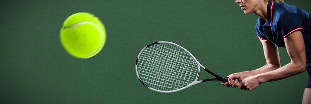 Samengestelde afbeelding van tennisser die tennis speelt met een racket