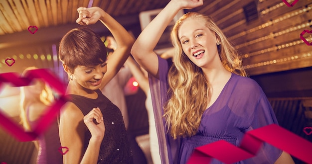 Samengestelde afbeelding van twee mooie vrouwen die dansen op de dansvloer