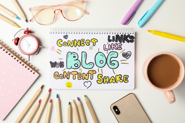 Samenstelling blog accessoires op witte achtergrond. Blogger-werkruimte