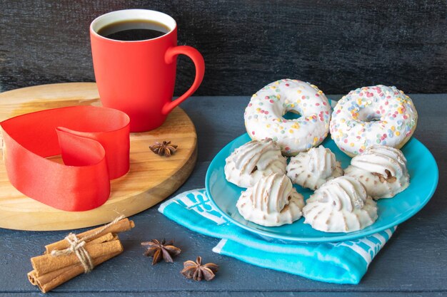 samenstelling een kopje koffie en een cake ontbijt op een houten achtergrond snoep valentijnsdag