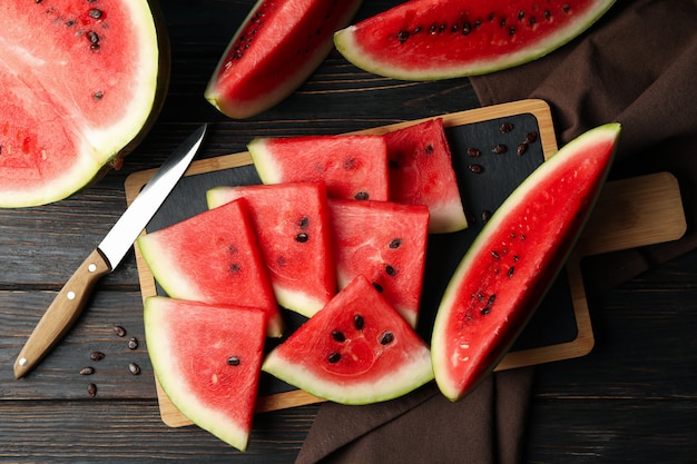 Samenstelling met bord met watermeloen segmenten op houten tafel