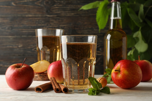 Samenstelling met cider, kaneel en appels op houten