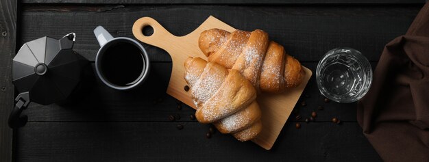 Samenstelling met croissants op houten achtergrond, bovenaanzicht