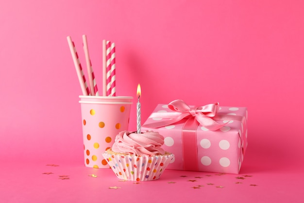 Samenstelling met cupcake en geschenkdoos op roze achtergrond, ruimte voor tekst