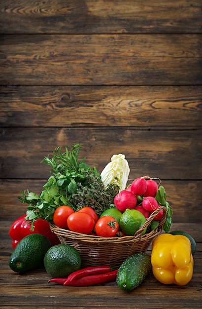 Samenstelling met diverse rauwe biologische groenten en fruit. Detox dieet