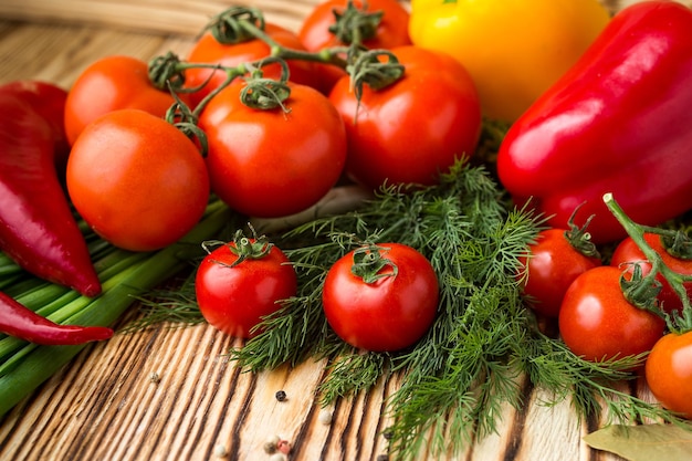 Samenstelling met diverse rauwe biologische groenten zoals tomaten paprika kruiden uien en knoflook Detox dieet