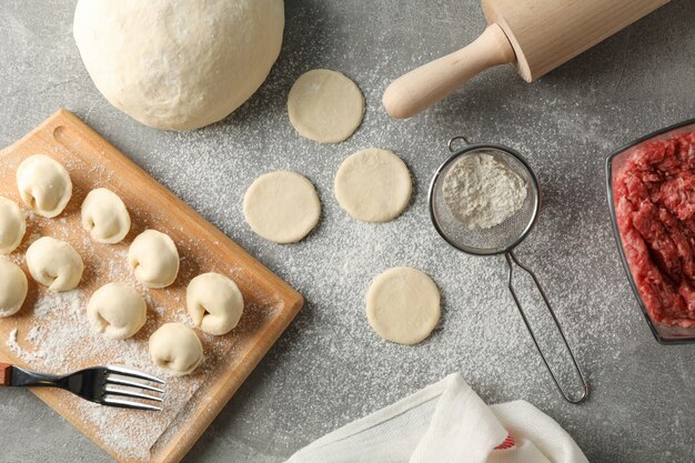 Samenstelling met gehakt en knoedels op grijs, bovenaanzicht