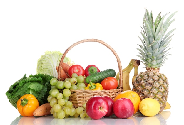 Samenstelling met groenten en fruit in een op wit geïsoleerde vliezen mand